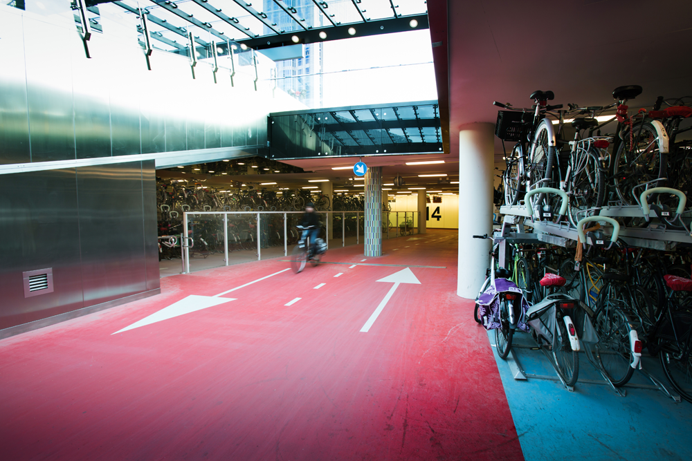 Rotterdam centraal station – príklad stanice priateľskej k cyklistom.