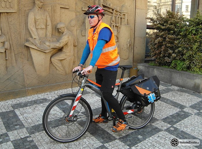 V Prahe funguje záchranka na bicykloch.