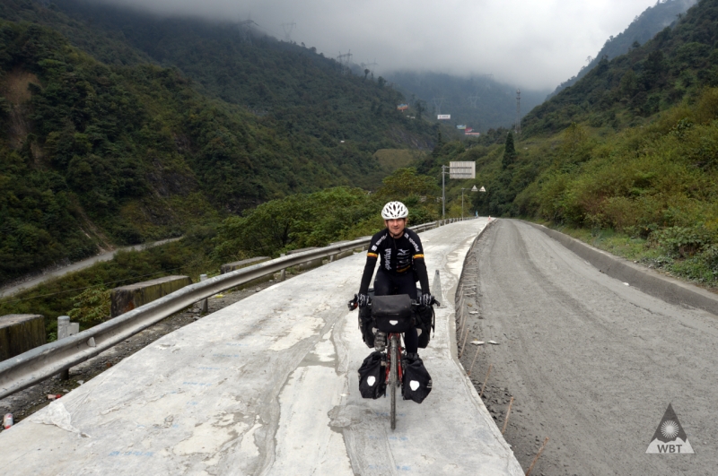 me-pass-china-bad-road