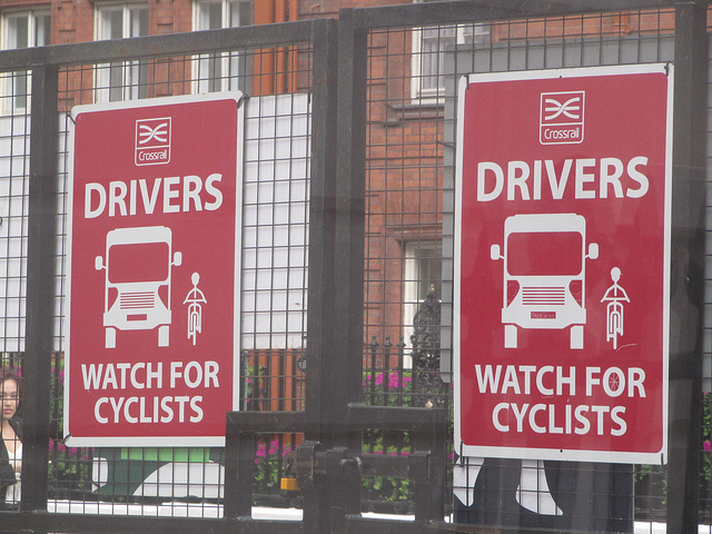 V Londýne sa upozorňujú nákladné automobily a cyklisti navzájom.