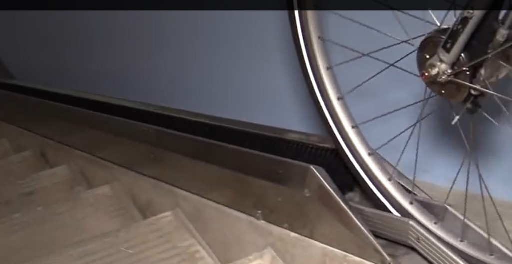 Žliabky na bicykle na  schodoch