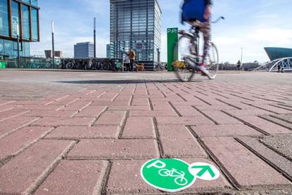 Amsterdam testuje vodorovné piktogramy na navádzanie k cykloparkoviskám.