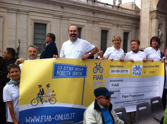 Pápež sa stal členom talianskej organizácie priateľov cyklistiky