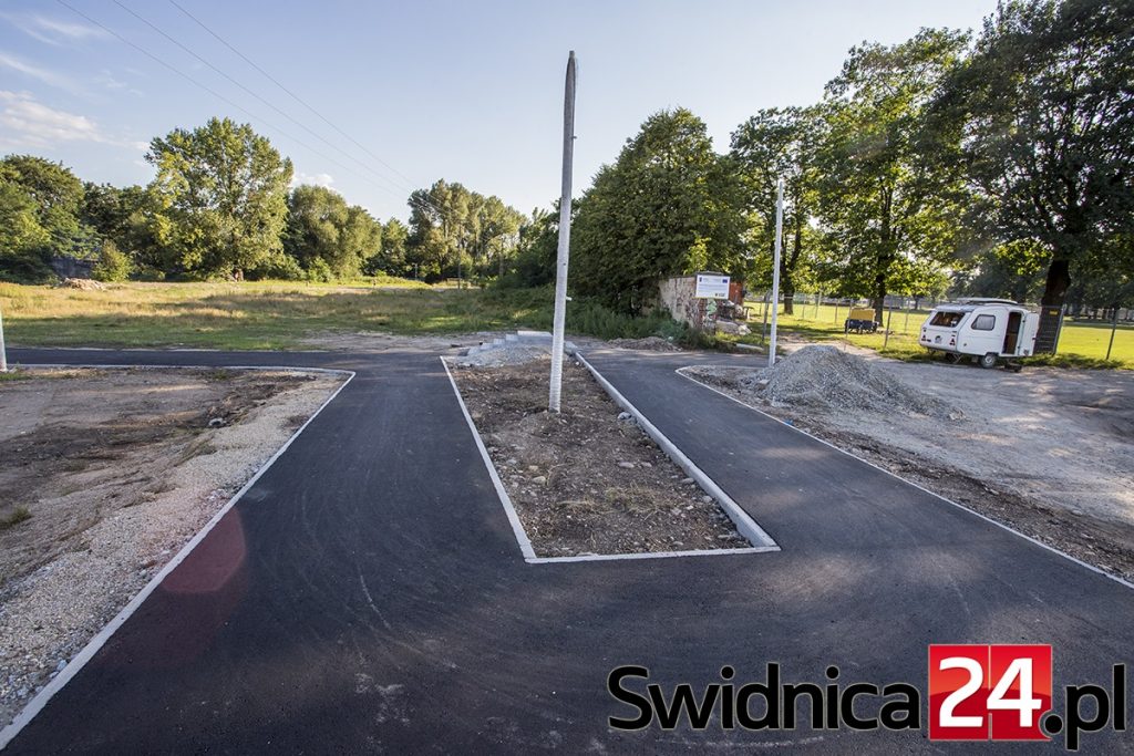 Geometrické absurdnosti cyklocestičky v Swidnici