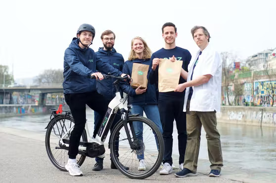 Doručovanie liekov z lekární vo Viedni na bicykli.